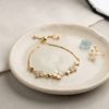 Bouquet Bouqtique Gold Renk Zirkon Taşlı Pirinç Sedefli Yonca Model Asansörlü Bileklik BQT35BB8842
