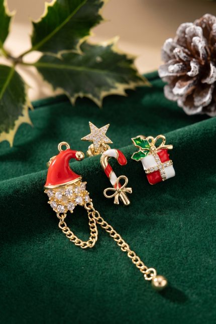 Bouquet Bouqtique Gold Noel Baba Şapkalı Zirkon Taşlı Yılbaşı Küpe BQT35BKP12177